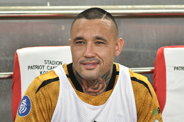 Pesepak bola Bhayangkara Presisi Indonesia FC Radja Nainggolan duduk di bangku cadangan pada pertandingan Liga 1 melawan Persita Tangerang di Stadion Patriot Chandrabhaga, Bekasi, Jawa Barat, Minggu (17/12/2023). Foto: Fakhri Hermansyah/ANTARA FOTO