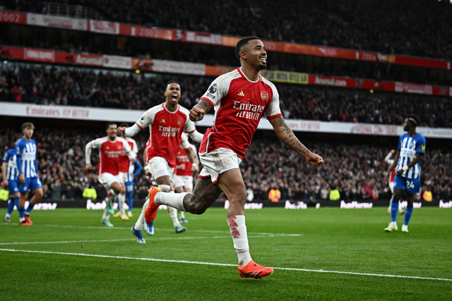 Selebrasi pemain Arsenal Gabriel Jesus usai mencetak gol ke gawang Brighton & Hove Albion pada pertandingan Liga Inggris di Stadion Emirates, London, Inggris, Minggu (17/12/2023). Foto: Dylan Martinez/REUTERS