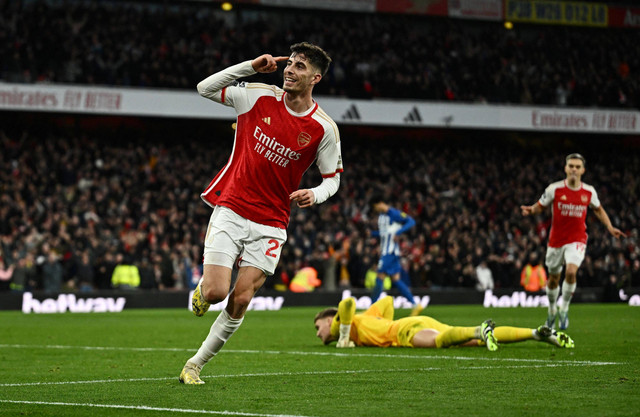 Selebrasi pemain Arsenal Kai Havertz usai mencetak gol ke gawang Brighton & Hove Albion pada pertandingan Liga Inggris di Stadion Emirates, London, Inggris, Minggu (17/12/2023). Foto: Dylan Martinez/REUTERS