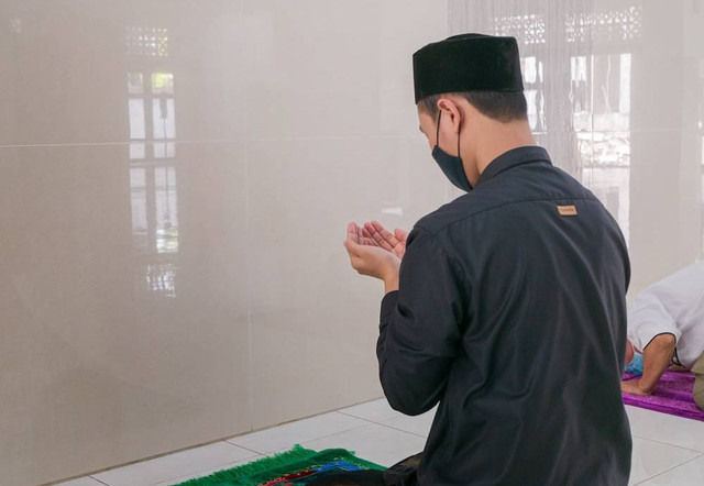 Ilustrasi Contoh Cara Bersyukur kepada Allah. Sumber Unsplash/Masjid Pogung Dalangan