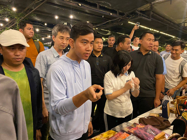 Calon Wakil Presiden Gibran Rakabuming meninjau sejumlah produk ekonomi kreatif yang dipamerkan di Aming Podomoro. Foto: Rizky Purna/Hi!Pontianak