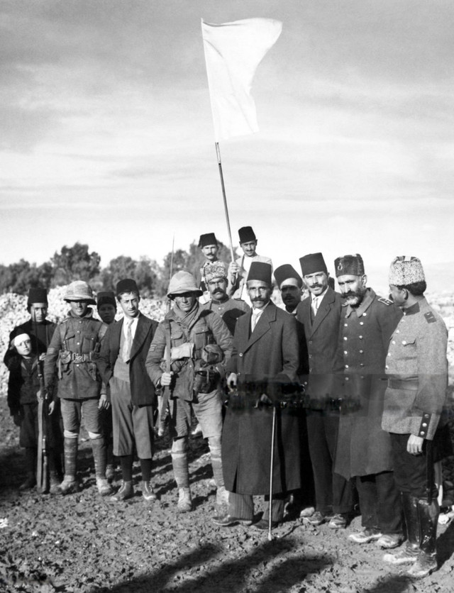Wali Kota Yerusalem, Husayn Salim, dengan bendera putih, menyerahkan kota Yerusalem kepada tentara Inggris. (foto: gettysimages)
