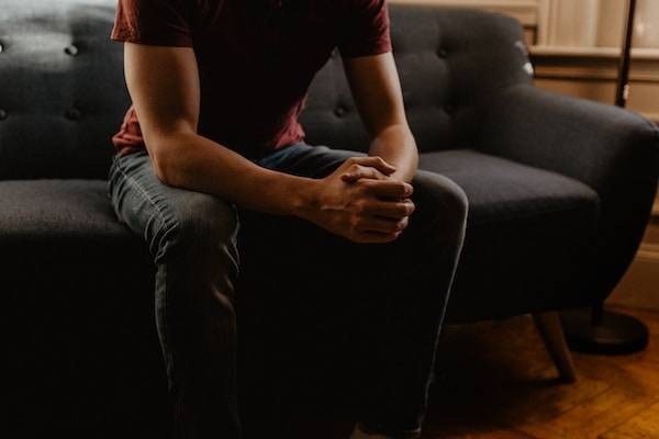 Arti nervous. Foto: Unsplash/Kelly Sikkema