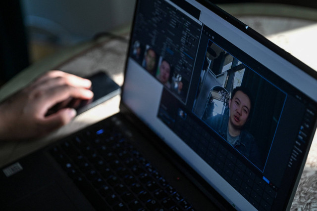 Zhang Zewei, pendiri perusahaan AI Super Brain yang berspesialisasi dalam replika digital orang mati di Jiangyin, China. Foto: Hector RETAMAL/AFP