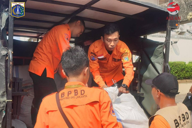BPBD DKI salurkan bantuan untuk warga terdampak kebakaran di Kwitang, Senen, Jakarta Pusat, Senin (18/12/2023). Foto: Instagram/@bpbddkijakarta