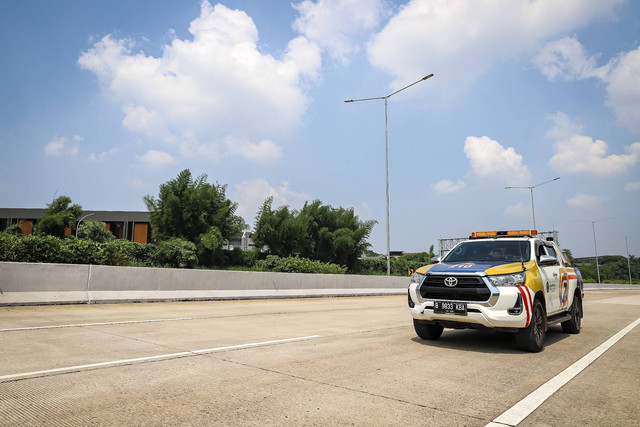 Suasana Jalan Tol Serpong Cinere Seksi 2 di Limo, Depok, Jawa Barat, Senin (18/12/2023). Foto: Iqbal Firdaus/kumparan