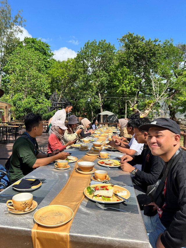Breakfast in Savannah Africa, salah satu kegiatan unik yang bisa dilakukan di Solo Safari Foto: Gitario Vista Inasis/kumparan