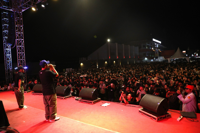 Puluhan ribu warga meramaikan Pesta Rakyat Ganjar Mahfud #19 di Halaman Stadion Joyo Kusumo, Kabupaten Pati, Jawa Tengah, pada Minggu (17/12). Foto: Dok. Istimewa