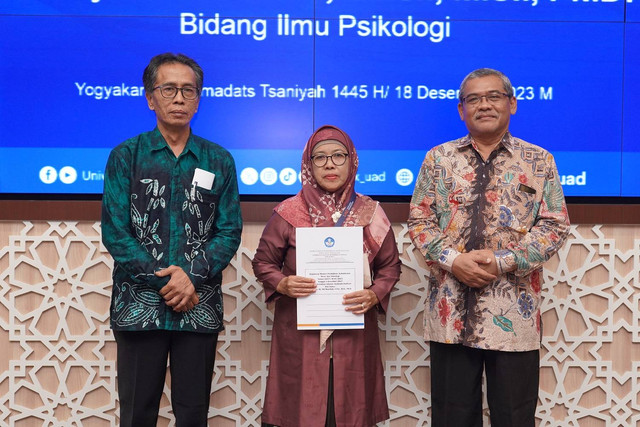 Serah terima SK Kenaikan Jabatan Akademik Guru Besar Bidang Ilmu Psikologi, Dra. Hj. Alif Muarifah, S.Psi., M.Si., Ph.D. (Dok. Bidang Humas dan Protokol UAD)