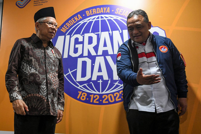 Wakil Presiden Ma'ruf Amin (kiri) didampingi Kepala Badan Perlindungan Pekerja Migran Indonesia (BP2MI) Benny Rhamdani menghadiri perayaan Hari Pekerja Migran Internasional (HPMI) di Jakarta, Senin (18/12/2023). Foto: Hafidz Mubarak A/ANTARA FOTO