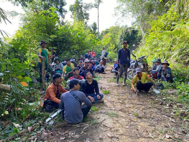 Prajurit Satgas Pamtas RI-MLY Yonarmed 10/Bradjamusti Pos Langau perbaiki jalan di perbatasan RI-Malaysia. Foto: Dok. Kodam XII/Tanjungpura