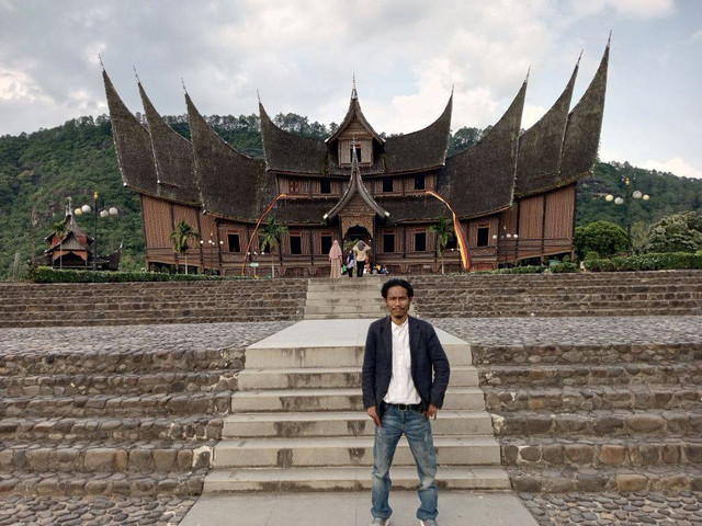 Istana Pagaruyung hari ini berdiri megah dalam kawasan yang cukup luas. Foto: Penulis