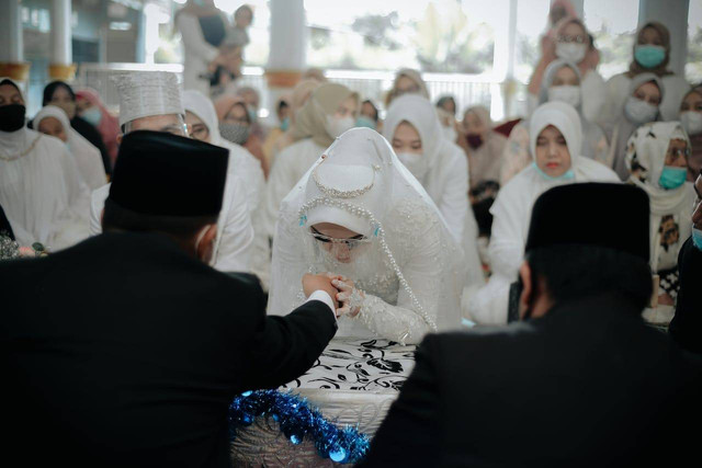Doa pengantin dalam bahasa Arab, latin, dan artinya. Foto: Pexels