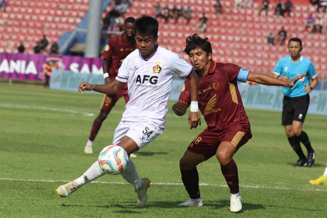 Pemain Persik Kediri Moch. Supriadi (kiri) berebut bola dengan pemain PSM Makassar Arfan (kanan) pada pertandingan Liga 1 di Stadion Brawijaya, Kota Kediri, Jawa Timur, Senin (18/12/2023).  Foto: Prasetia Fauzani/ANTARA FOTO