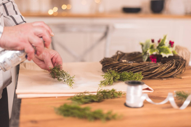 Ilustrasi Cara Membuat Pohon Natal dari Kayu. Sumber: Unsplash.com/Vlad Deep