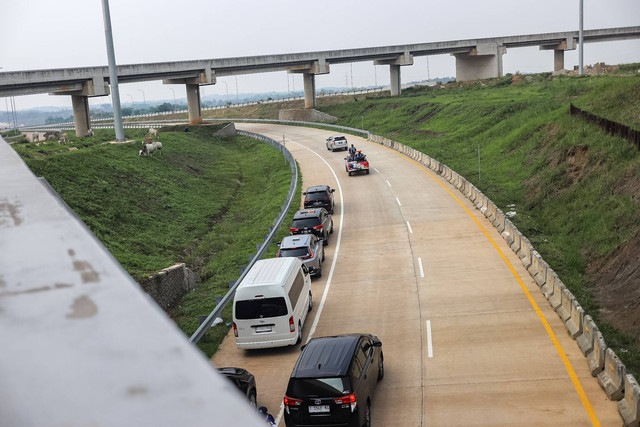 Suasana Tol Jakarta-Cikampek (Japek) II Selatan di Purwakarta, Jawa Barat, Senin (18/12/2023). Foto: Iqbal Firdaus/kumparan