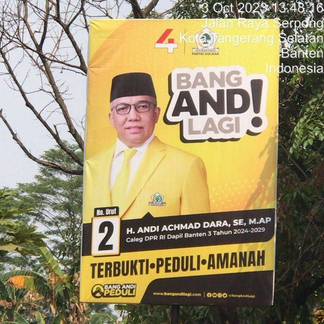 Baliho di Kecamatan Serpong. Foto asli dari penulis.