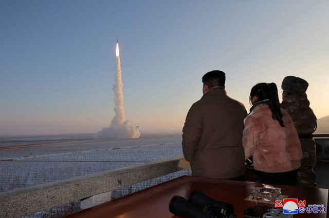 Pemimpin Korea Utara Kim Jong Un memandang peluncuran rudal balistik antarbenua Hwasong-18 saat gelar latihan di lokasi yang tidak diketahui pada 18 Desember 2023. Foto: Dok. KCNA melalui REUTERS