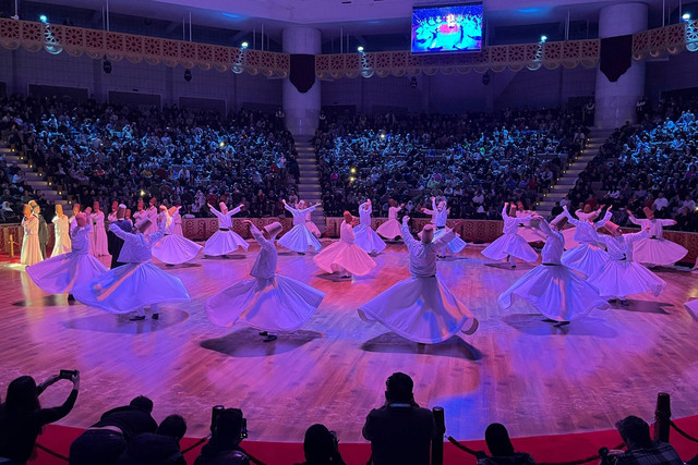 Malam puncak cara Seb-i Arus, peringatan wafatnya sufi Jalaluddin Rumi di Mevlana Cultural Center, Konya, Turki (17/12/2023). Foto: Azalia Amadea/kumparan
