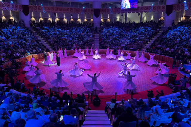 Malam puncak cara Seb-i Arus, peringatan wafatnya sufi Jalaluddin Rumi di Mevlana Cultural Center, Konya, Turki (17/12/2023). Foto: Azalia Amadea/kumparan