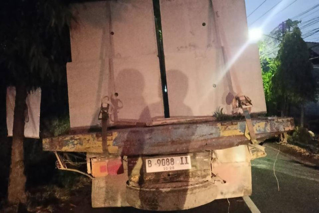 Truk yang ditabrak wisatawan asal Belanda bernama Barthel Ryan Julian (21), di Persimpangan Jalan Raya Griya Anyar-Jalan Raya Pemongan, Kota Denpasar, Bali, Selasa (19/12/2023). Foto: Dok. Polresta Denpasar