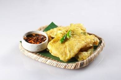 Tempe Goreng atau Tempe Mendoan adalah makanan tradisional Indonesia yang terbuat dari tempe yang dilumuri adonan tepung. (sumber: https://www.shutterstock.com)