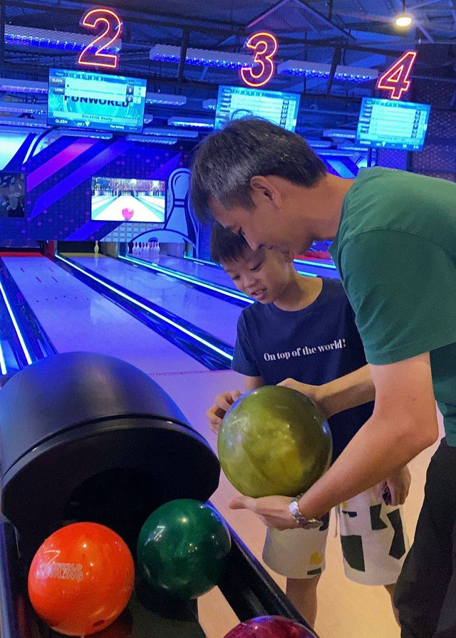 Owner Aming Kopi saat bermain Bowling di Funworld Bowling Gaia Mall Pontianak. Foto: Rizky Prapurna Bakti