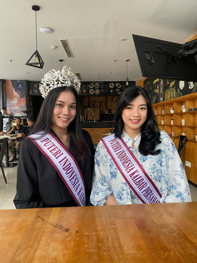 Ferisa Dhea Puteri Indonesia Kalbar 2024 bersama Shindy Valensia Puteri Indonesia Kalbar Persahabatan 2024. Foto: Rere Hutapea/Hi!Pontianak
