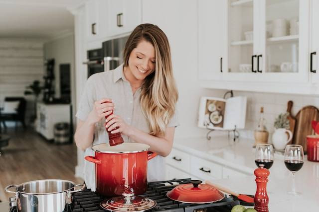 Ilustrasi wife material artinya. Foto: Becca Tapert/Unsplash