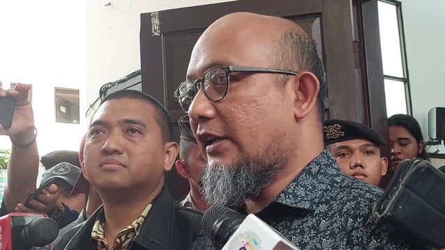 Eks penyidik KPK, Novel Baswedan dan Yudi Purnomo Harahap menghadiri sidang putusan praperadilan Firli Bahuri di PN Jakarta Selatan, Selasa (19/12/2023). Foto: Jonathan Devin/kumparan