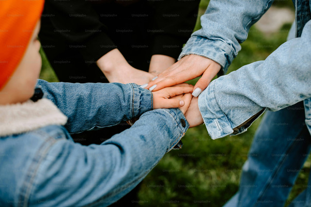 Ilustrasi Caption Hari Solidaritas Kemanusiaan Internasional, Foto: Unsplash/Unsplash+