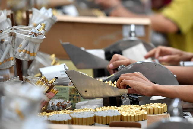 Pekerja melinting rokok sigaret kretek tangan (SKT) di sebuah pabrik rokok di Bantul, Yogyakarta, Selasa (19/12/2023). Foto: M Risyal Hidayat/Antara Foto 