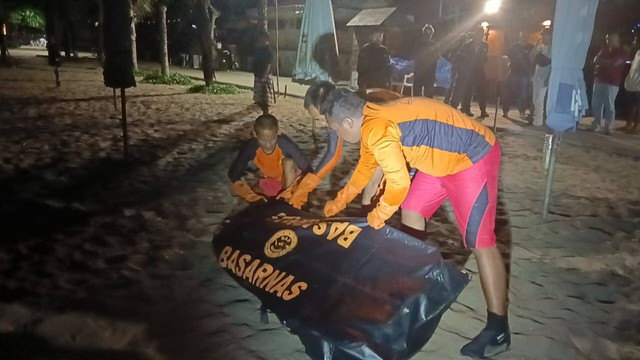 Proses evakuasi mahasiswa pecinta alam tenggelam di Pantai Double Six, Seminyak, Badung, Bali. Foto: Polresta Denpasar