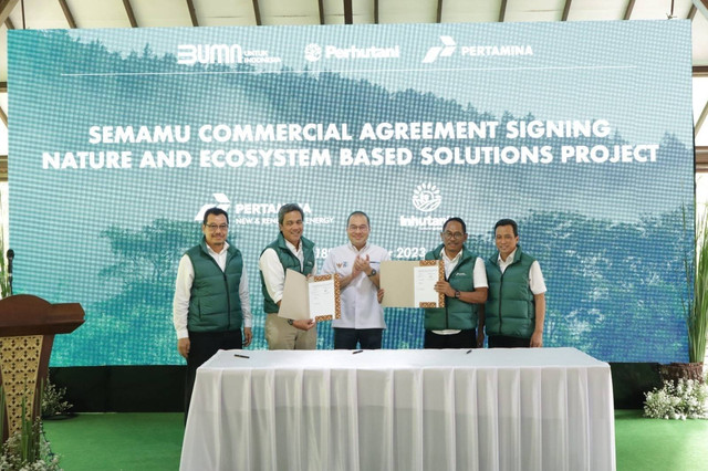 Penandatanganan Semamu Commercial Agreement Signing Nature and Ecosystem Based Solutions Project oleh Direktur Utama PT Inhutani I Oman Suherman dan Direktur Utama Pertamina NRE Dannif Danusaputro di Sentul Eco Edu Tourism Forest (SEETF), Bogor, Jawa Barat, Senin (18/12/2023). Foto Perhutani 