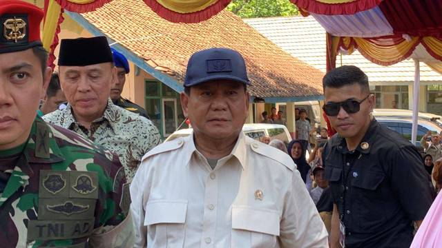 Menhan Prabowo Subianto tiba di Desa Pamupukan, Kabupaten Kuningan, Jawa Barat dalam rangka meresmikan proyek bantuan air bersih pada Rabu (20/12/2023). Foto: Luthfi Humam/kumparan