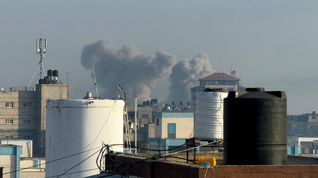 Asap mengepul setelah serangan Israel, di tengah konflik yang sedang berlangsung antara Israel dan kelompok Islam Palestina Hamas, di Khan Younis di selatan Jalur Gaza Rabu (17/12/2023). Foto: Bassam Masoud/Reuters