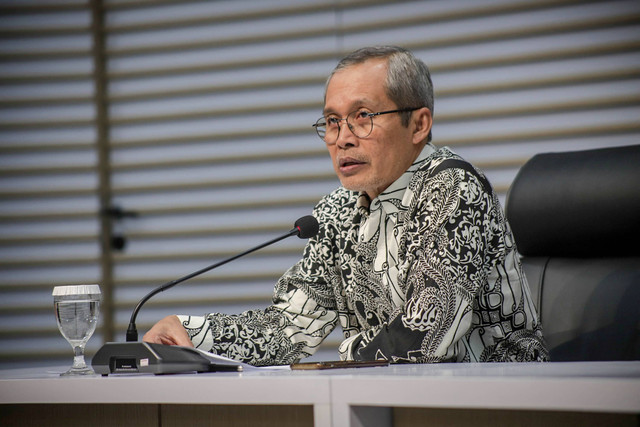 Wakil Ketua KPK Alexander Marwata saat memaparkan konferensi pers etrkait OTT Gubernur Maluku Utara Abdul Gani Kasuba di Gedung KPK, Jakarta, Rabu (20/12/2023). Foto: Jamal Ramadhan/kumparan