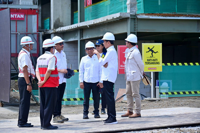 Presiden Jokowi meninjau perkembangan pembangunan Hotel Nusantara di Ibu Kota Negara (IKN) Nusantara di Penajam Paser Utara, Kalimantan Timur, Rabu (20/12/2023). Foto: Muchlis Jr/Biro Pers Sekretariat Presiden