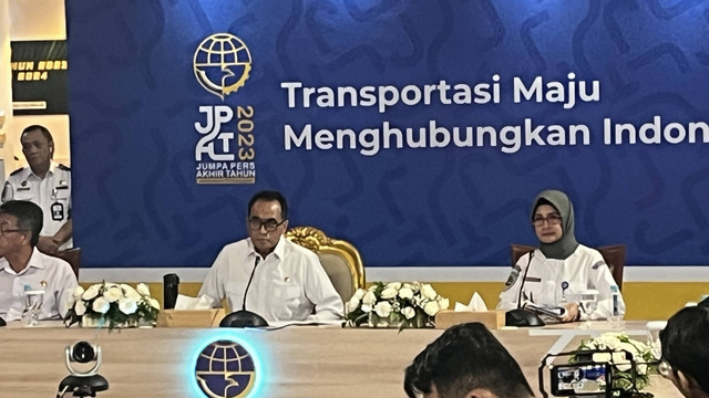 Sekjen Kemenhub Novie Riyanto, Menteri Perhubungan (Menhub) Budi Karya Sumadi dan Juru Bicara Kemenhub Adita Irawati pada Jumpa Pers Akhir Tahun Kementerian Perhubungan di Kantor Kementerian Perhubungan, Jakarta pada Rabu (20/12/2023). Foto: Widya Islamiati/kumparan