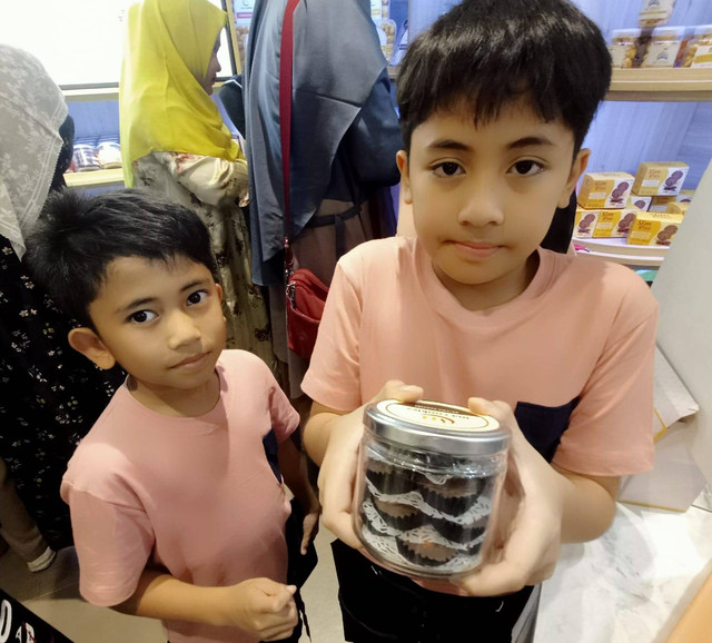 Kue kering coklat dan manis paling banyak dicari warga Surabaya untuk suguhan Natal. Foto: Masruroh/Basra