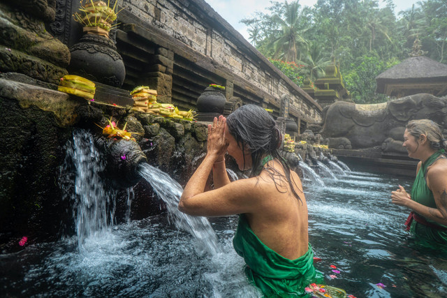 Ilustrasi ritual pembersihan diri di sumber air dalam tradisi Banyu Pinaruh. Foto: Pexels