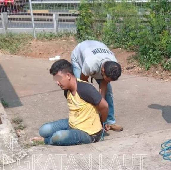 Marinir mengikat jambret. Dok: Ist.