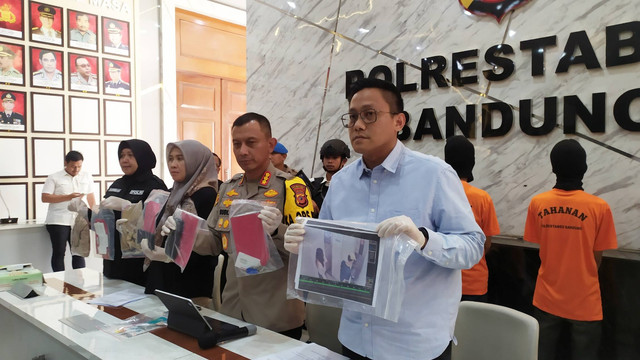 Konferensi pers pengungkapan pelaku yang bawa dan jual bocah kelas 6 SD di Kota Bandung, di Polrestabes Bandung, pada Rabu (20/12). Foto: Rachmadi Rasyad/kumparan