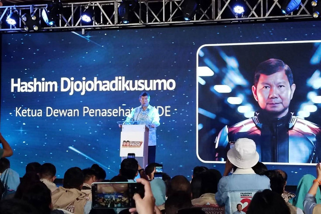 Wakil Ketua Dewan Pengarah TKN Prabowo-Gibran, Hashim Djojohadikusumo dalam acara Konsolidasi Pasukan Digital Menangkan Prabowo-Gibran di The Dharmawangsa Hotel, Jakarta Selatan, Rabu (20/12/2023). Foto: Zamachsyari/kumparan