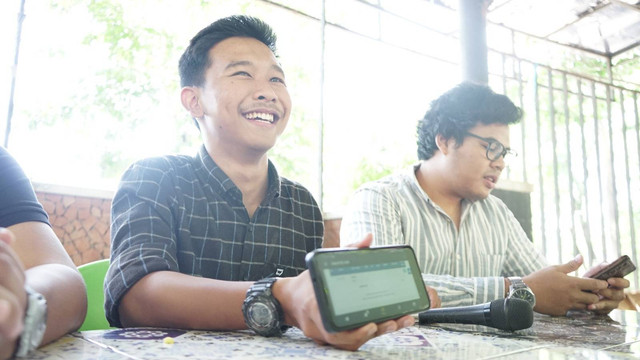 Ketua BEM KM UGM, Gielbran Muhammad Noor, menunjukkan transkrip nilai kuliahnya, Kamis (21/12). Foto: Arif UT/Pandangan Jogja