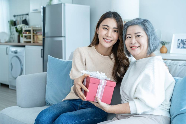 Ilustrasi memberikan hadiah untuk ibu di Hari Ibu. Foto: Hananeko_Studio/Shutterstock