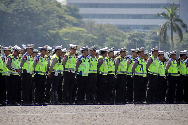 Suasana apel gelar pasukan Operasi Lilin 2023 untuk pengamanan Natal 2023 dan Tahun Baru 2024 di Monas, Jakarta, Kamis (21/12/2023). Foto: Jamal Ramadhan/kumparan