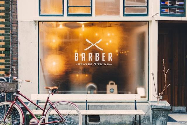 Barbershop di Jogja. Foto hanya ilustrasi, bukan tempat sebenarnya. Sumber: Unsplash/Guus Baggermans