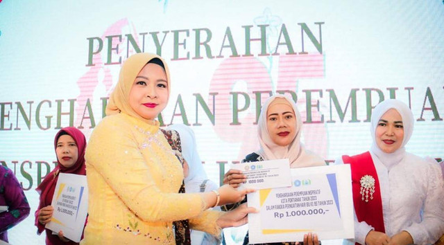 Windy Prihastari menyerahkan penghargaan kepada ibu-ibu di Pontianak. Foto: Dok. Hi!Pontianak