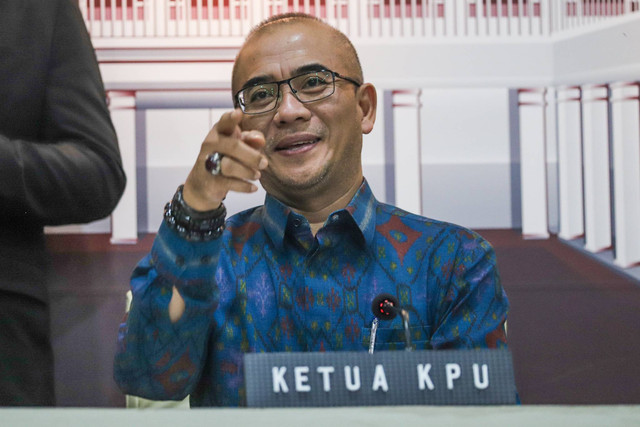 Ketua KPU Hasyim Asy'ari memberikan keterangan pers terkait Debat Calon Wakil Presiden untuk Pemilu 2024 di Kantor KPU RI, Jakarta, Kamis (21/12/2023).
 Foto: Iqbal Firdaus/kumparan